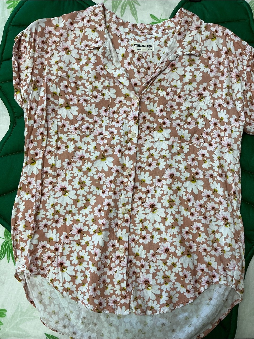Paradise Now pink mauve womens naupaka print button up collar shirt. Size S